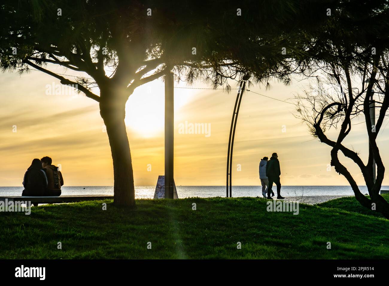 La silhouette delle persone al crepuscolo a Quarteira, Portogallo. Foto Stock