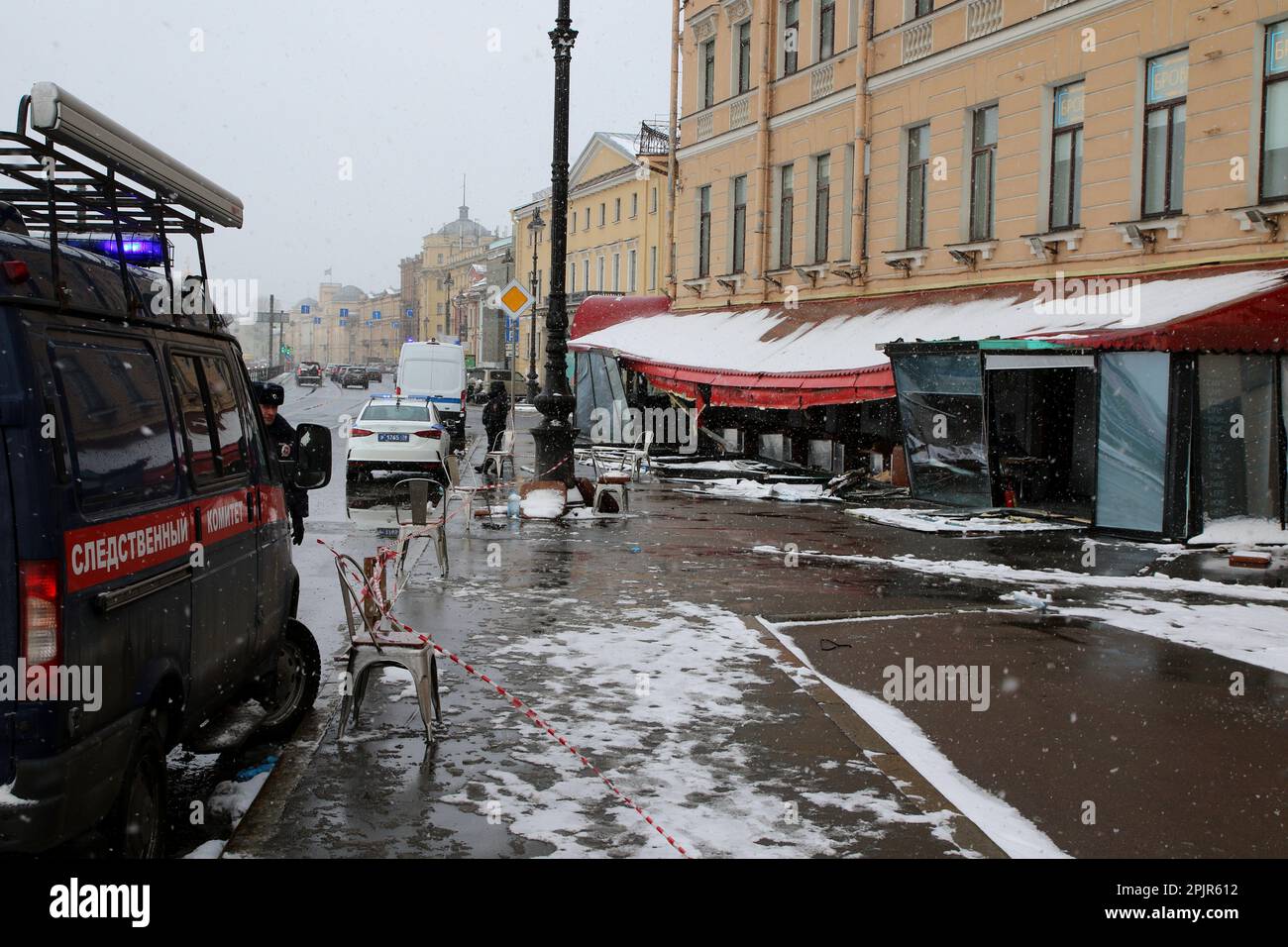 San Pietroburgo, Russia. 03rd Apr, 2023. L'automobile del comitato investigativo è in piedi vicino ad un'esplosione di bomba in un caffè a San Pietroburgo il 2 aprile. A seguito di un'esplosione in un bar a San Pietroburgo, dove 32 persone sono state ferite e un blogger militare russo Vladlen Tatarsky è stato ucciso. (Foto di Konstantinov/SOPA Images/Sipa USA) Credit: Sipa USA/Alamy Live News Foto Stock