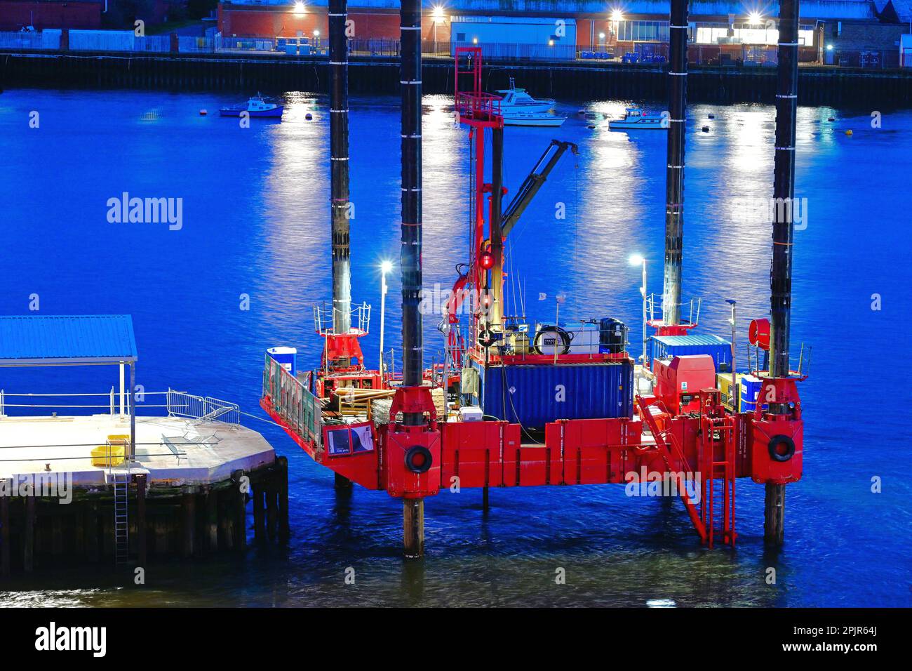 Carro di perforazione SKATE 3E di Immingham per test di perforazione di notte, il fiume Tyne per il nuovo terminal dei traghetti di North Shields Foto Stock