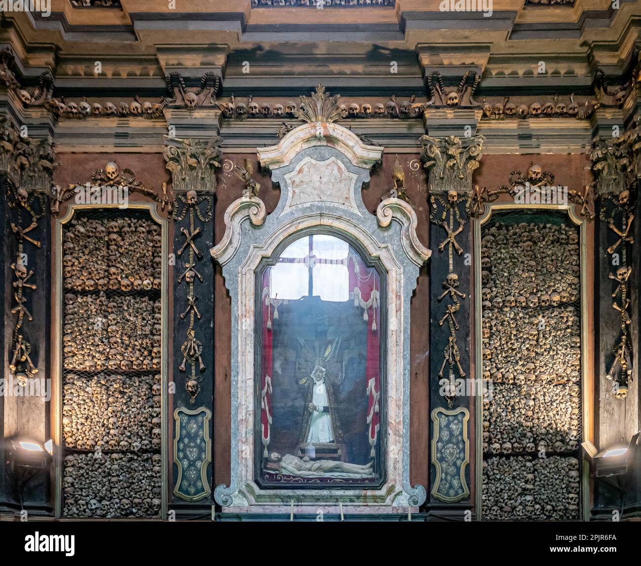 Milano, Italia 22.05.2021 San Bernardino alle ossa è una chiesa di Milano, nel nord Italia, meglio conosciuta per il suo ossario, piccola cappella laterale decorata con numer Foto Stock