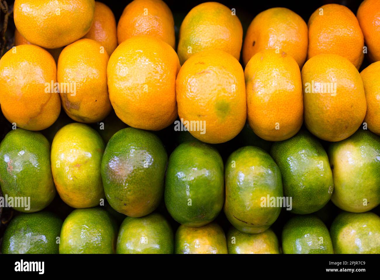 Frutta e verdura di mandarino arancione e verde dal Perù Foto Stock