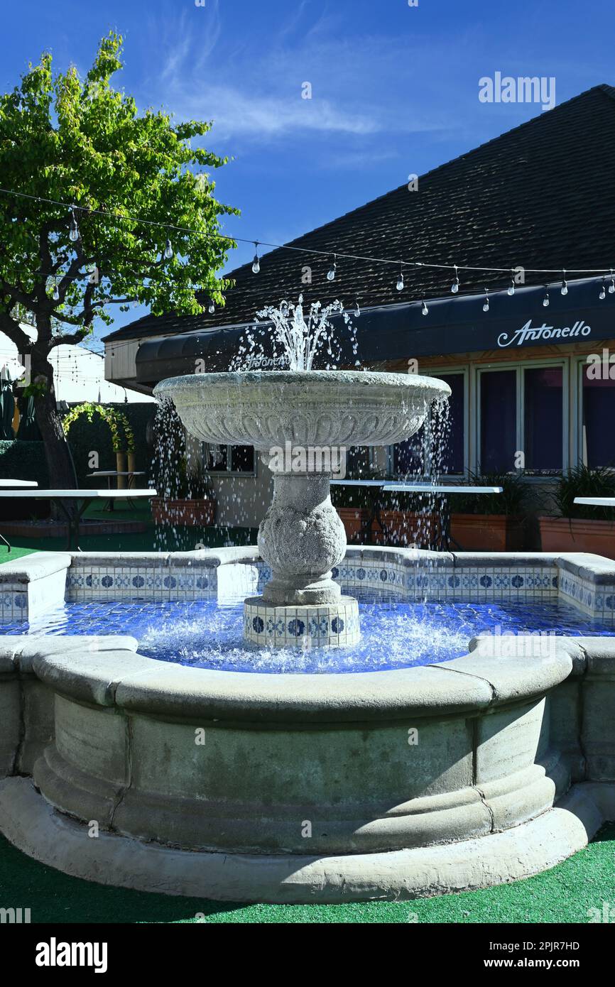 SANTA ANA, CALIFORNIA - 31 MAR 2023: Primo piano della fontana nella zona pranzo esterna per Antonello Ristorante nel South Coast Village. Foto Stock