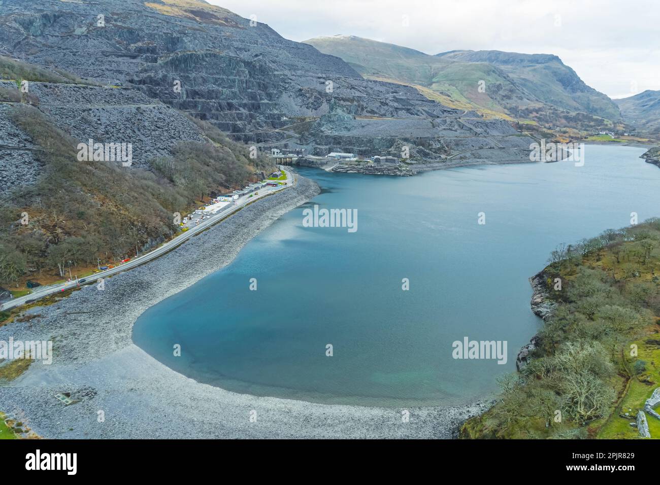 virds0eye vista del lago Llyn Peris, formato glacialmente ed è un esempio di un lago morenico, Regno Unito. Foto di alta qualità Foto Stock