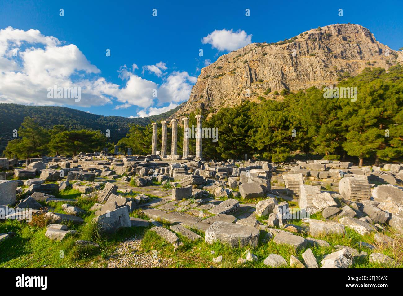 Rovine del Tempio di Atena di Priene ai piedi della scarpata di Mincale, Turchia Foto Stock