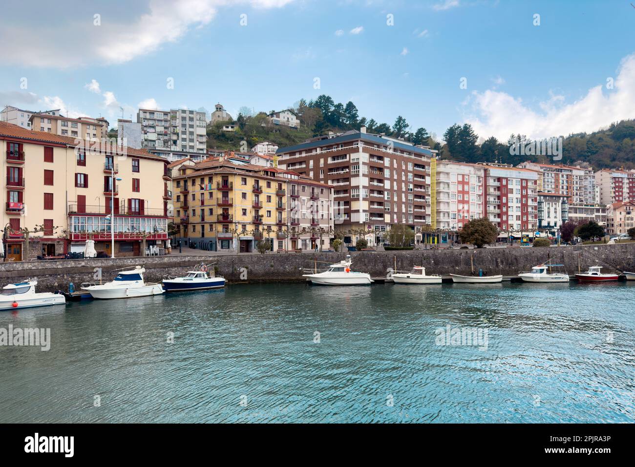 Bella città vecchia Ondarroa in Paesi Baschi, Spagna. Fotografia di alta qualità Foto Stock