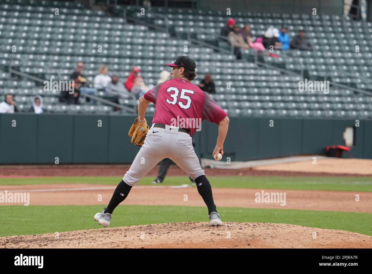 Salt Lake UT, USA. 2nd Apr, 2023. Il lanciatore di Sacramento RJ Dubovich (35} tira un campo durante la partita con i Sacramento River Cats e Salt Lake Bees che si tengono a Smiths Field a Salt Lake Ut. David Seelig/Cal Sport medi(Credit Image: © David Seelig/Cal Sport Media/Cal Sport Media)(Credit Image: © David Seelig/Cal Sport Media/Cal Sport Media). Credit: csm/Alamy Live News Foto Stock