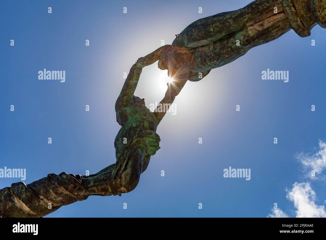 La statua di bronzo di Portal Maya che forma un'entrata ad arco al Parque los Fundadores a Playa del Carmen, penisola di Yucután, Messico Foto Stock