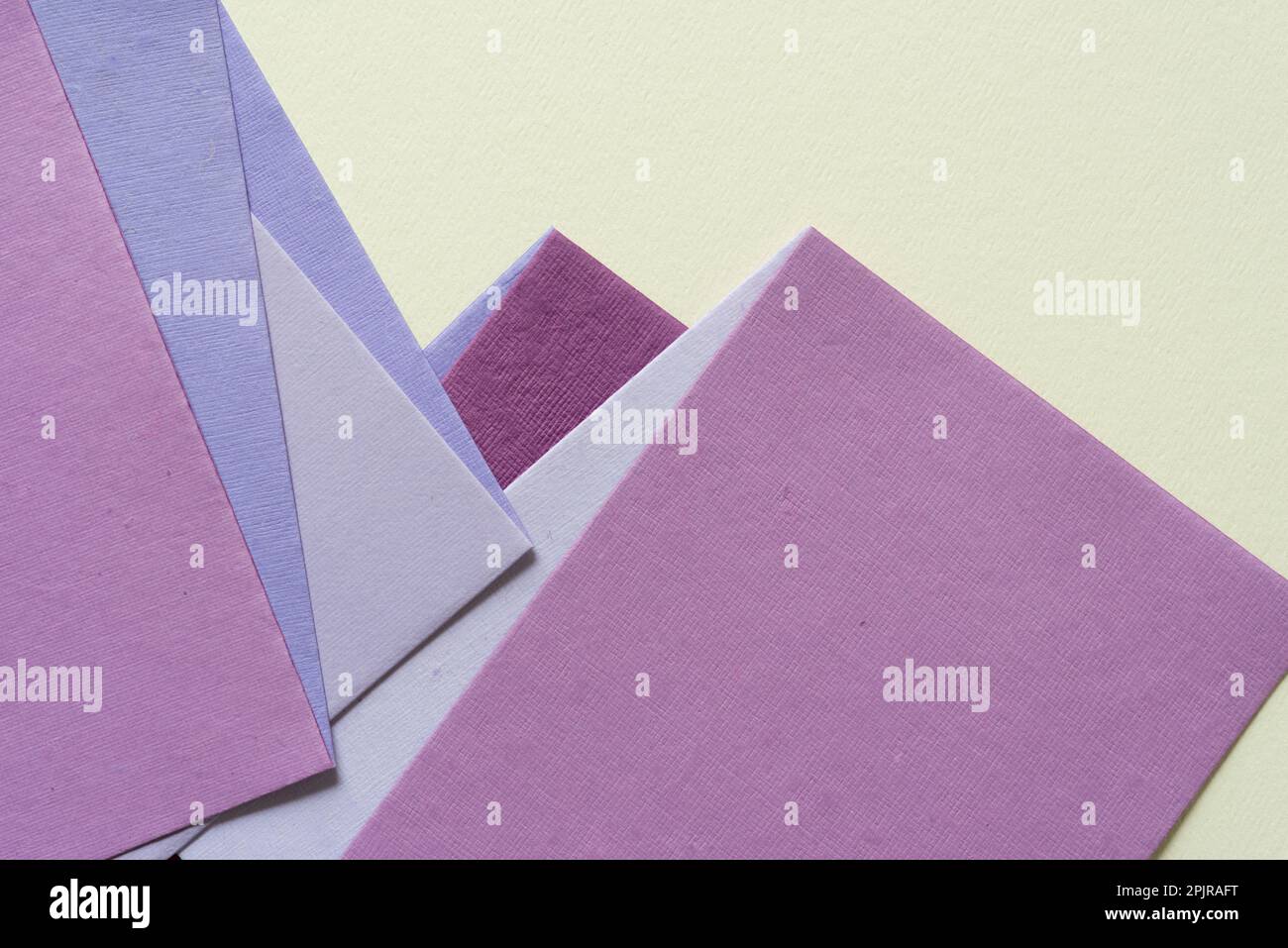 varie sfumature di viola crafting fogli disposti a zig zag su carta bianca Foto Stock