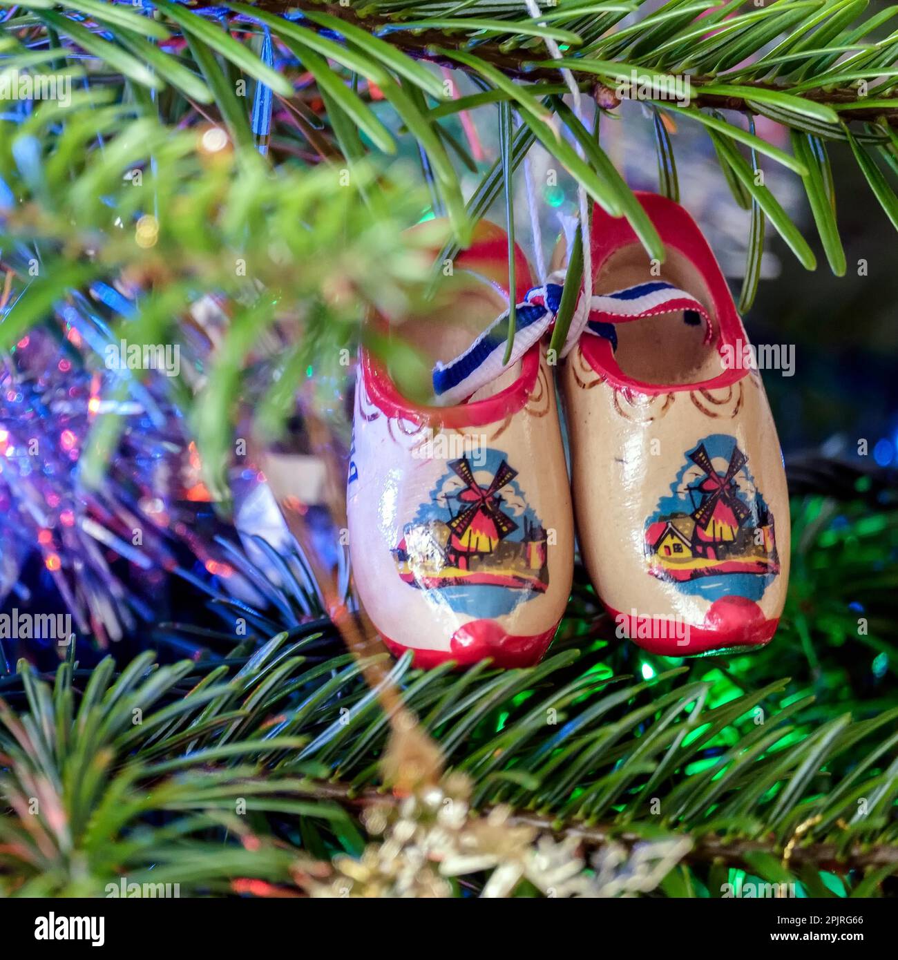 Coppia di zoccoli olandese su un albero di Natale Foto Stock