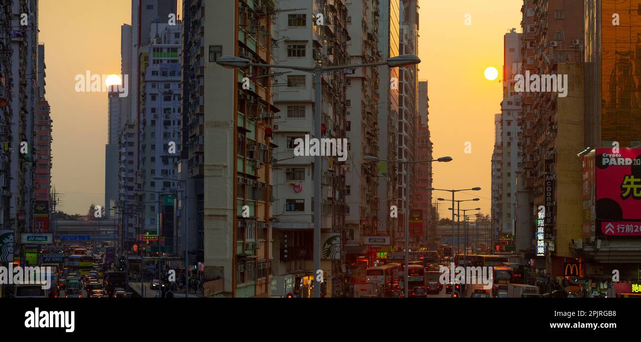 Due tramonti a Mongkok , la zona commerciale di Kowloon, Hong Kong Foto Stock
