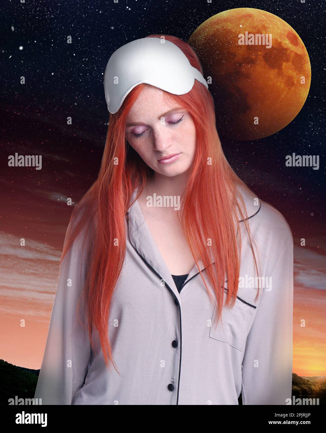 Giovane donna che indossa pigiama e maschera in stato di sonnambulismo e bel cielo stellato di notte sullo sfondo Foto Stock