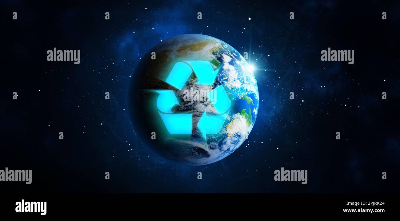 Illustrazione del simbolo di riciclaggio e della Terra nel cielo stellato. Design del banner Foto Stock