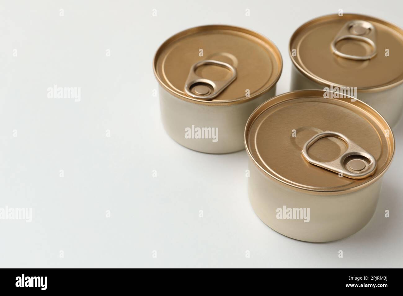 Lattine di lattina con cibo gatto umido su sfondo bianco. Spazio per il testo Foto Stock