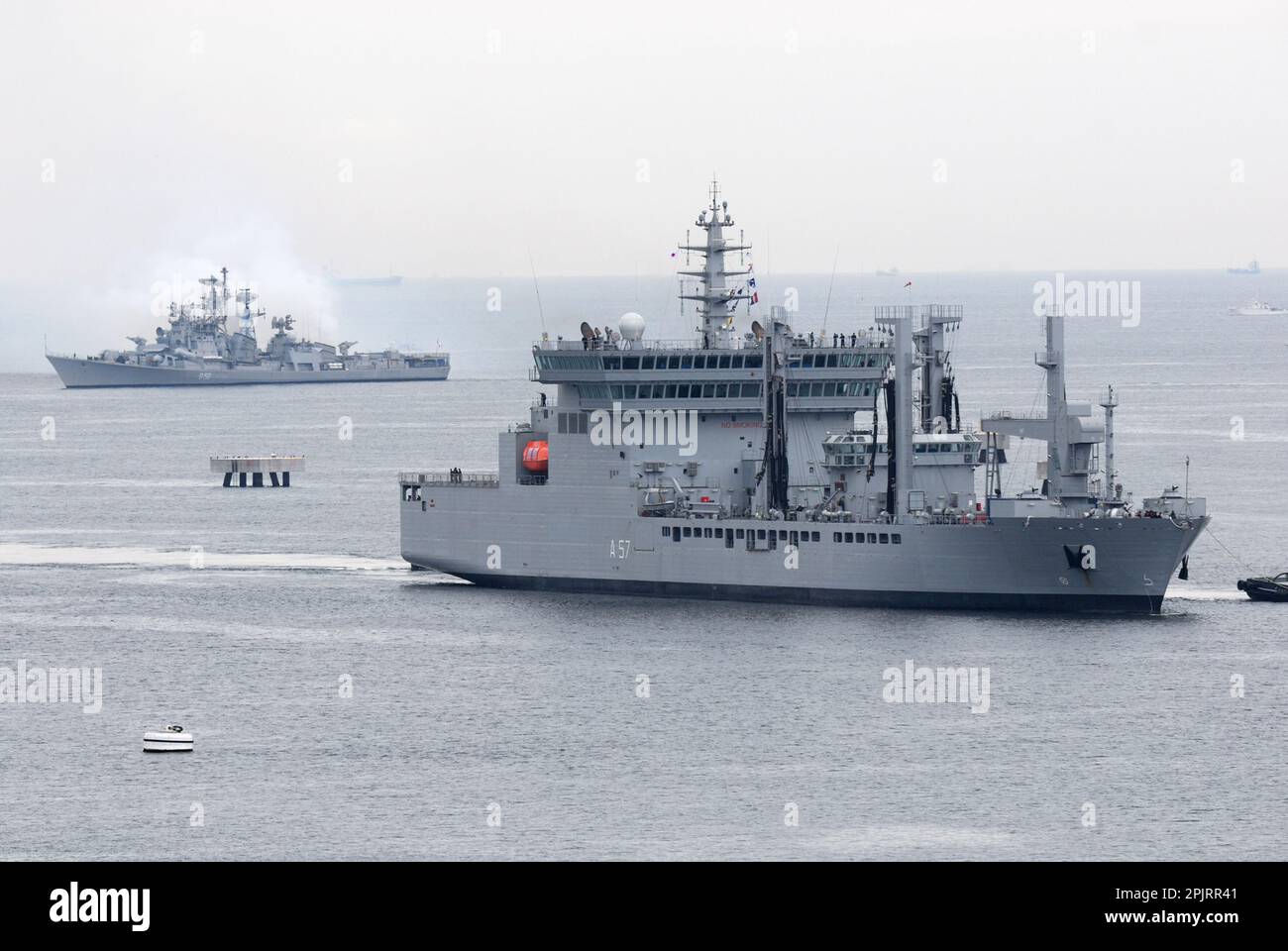 Prefettura di Kanagawa, Giappone - 05 giugno 2012: Marina indiana INS Shakti (A57), petroliera di classe Deepak e CACCIATORPEDINIERE DI classe Rajput INS Rana (D52). Foto Stock