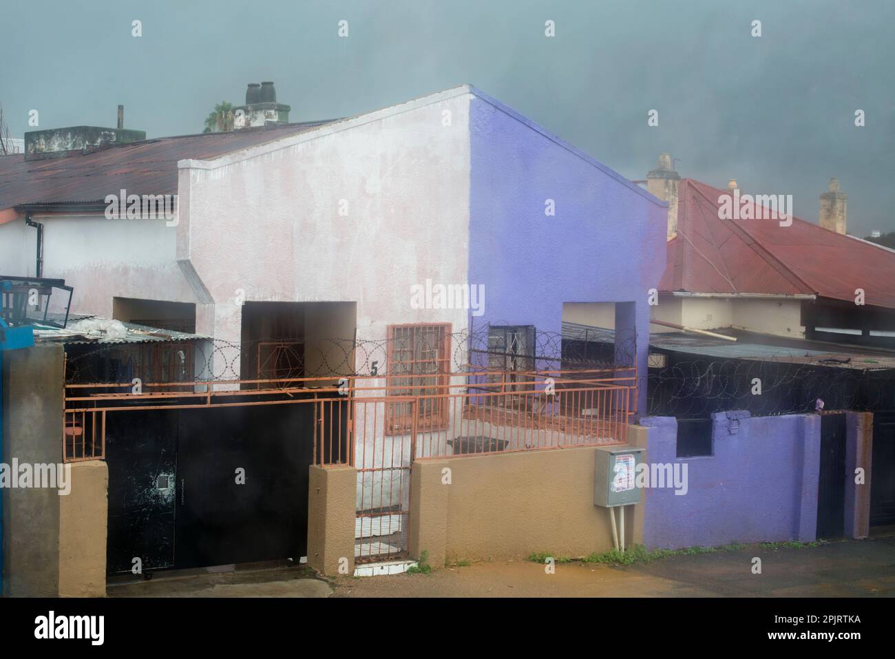 Case suburbane, sotto la pioggia, Johannesburg Foto Stock