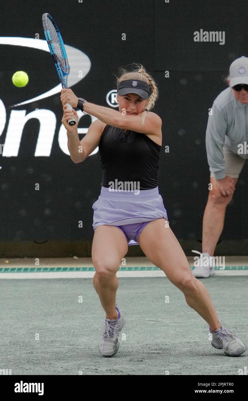3 aprile 2023: Yulia Putintseva (KAZ) ha sconfitto Elina Svitolina (UKR) 6-7, 6-2, 6-4, al Credit One Charleston Open in corso di gioco al Family Circle Tennis Center di Charleston, South Carolina/USA © Leslie Billman/Tennisclix/Cal Sport Media Foto Stock