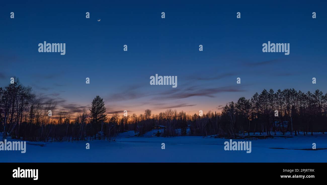 Luna di Crescent sul lago Loretta nel Wisconsin settentrionale. Foto Stock