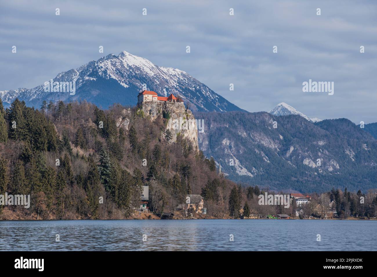 Castello di Bled, con montagne innevate sullo sfondo. Slovenia. Foto Stock