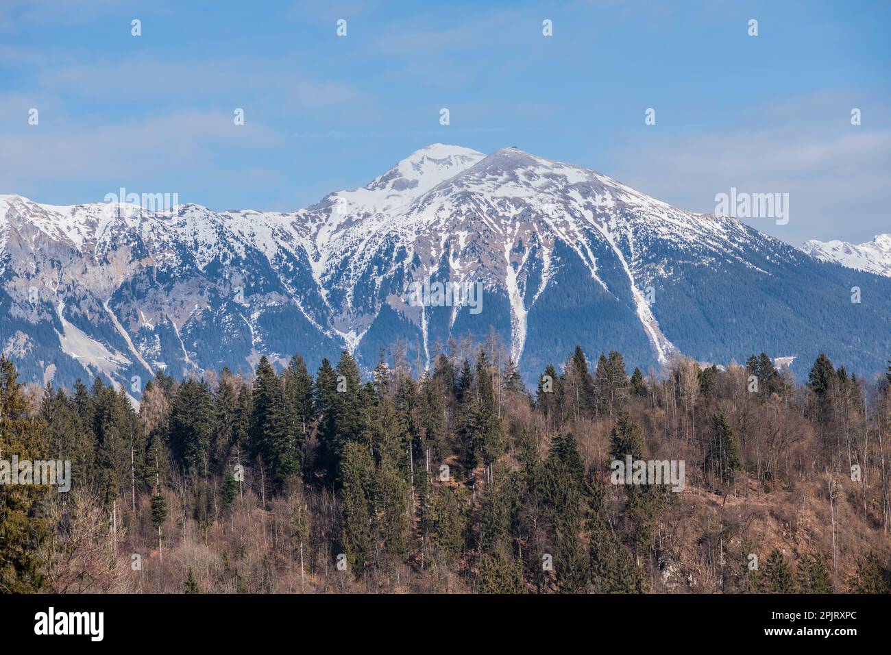 Montagne innevate nel lago di Bled. Slovenia. Foto Stock