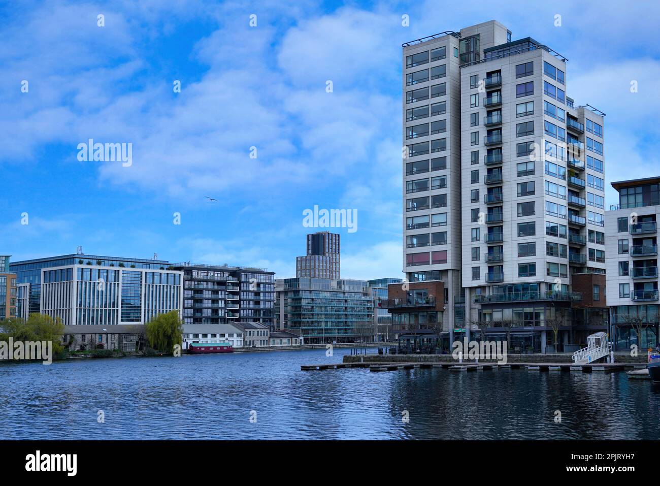 Dublino, Irlanda - Marzo 2023: Edifici moderni nell'area high tech intorno al Canal Grande Foto Stock