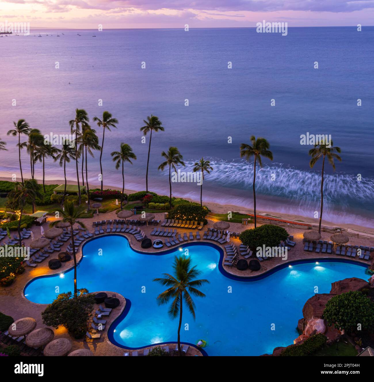 Piscina Sunset Over Resort sulla spiaggia di Kaanapali, Kaanapali, Maui, Hawaii, Stati Uniti Foto Stock