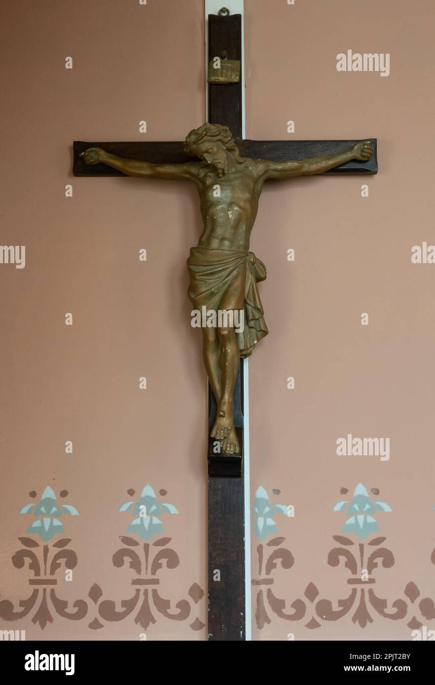 Antico crocifisso in legno e gesso appeso nella Chiesa cattolica ceca di  San Giovanni Battista ad Ammannsville, Texas Foto stock - Alamy