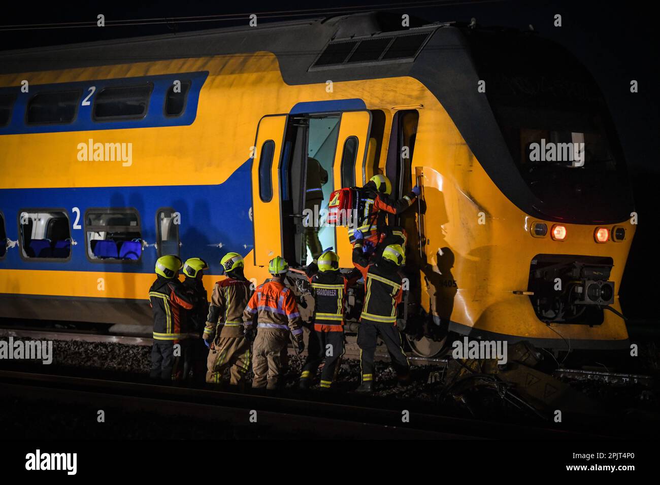 Voorschoten - servizi di emergenza su un treno deragliato. Diverse persone sono state gravemente ferite in una collisione tra un treno passeggeri e un treno merci. ANP JOSH WALET olanda fuori - belgio fuori Foto Stock