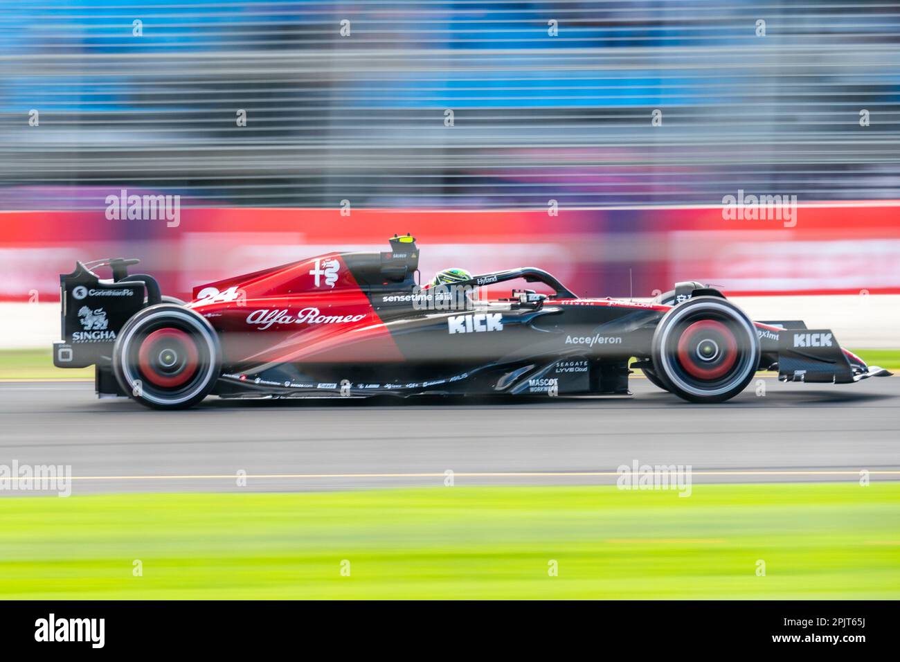 Melbourne, Australia. 31st marzo 2023. Il pilota di Formula 1 Zhou Guanyu (Alfa Romeo #24) passa attraverso la chicane posteriore diritta durante la prima sessione di prove libere. Credit: James Forrester/Alamy Live News Foto Stock