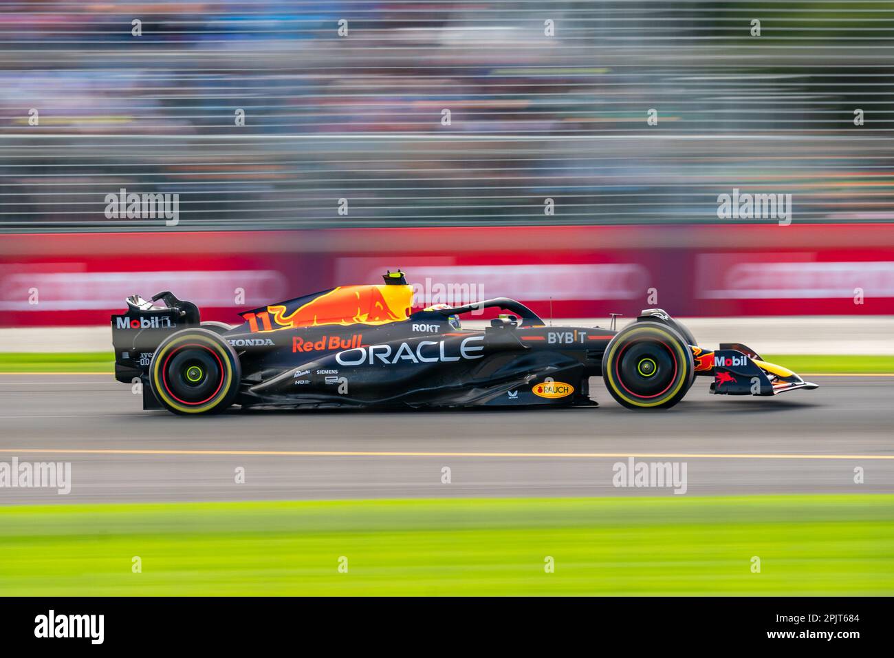 Melbourne, Australia. 31st marzo 2023. Il pilota di Formula 1 Sergio (Checo) Perez (Red Bull Racing #11) passa attraverso la chicane posteriore diritta durante la prima sessione di prove libere. Credit: James Forrester/Alamy Live News Foto Stock