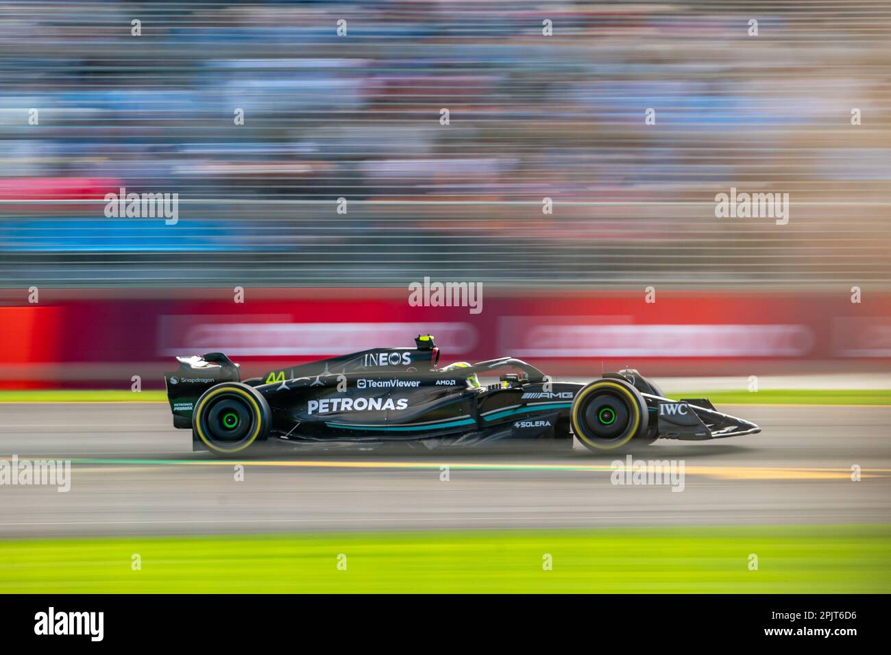 Melbourne, Australia. 31st marzo 2023. Il pilota di Formula 1 Lewis Hamilton (Mercedes #44) passa attraverso la chicane posteriore diritta durante la prima sessione di prove libere. Credit: James Forrester/Alamy Live News Foto Stock