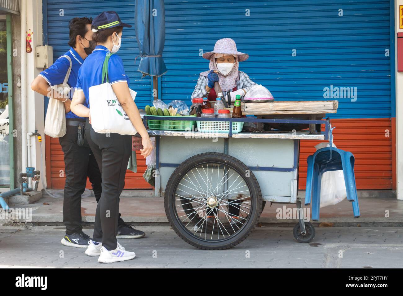 SAMUT PRAKAN, THAILANDIA, 21 2023 GENNAIO, Un venditore di strada prepara insalata di papaya per i clienti Foto Stock