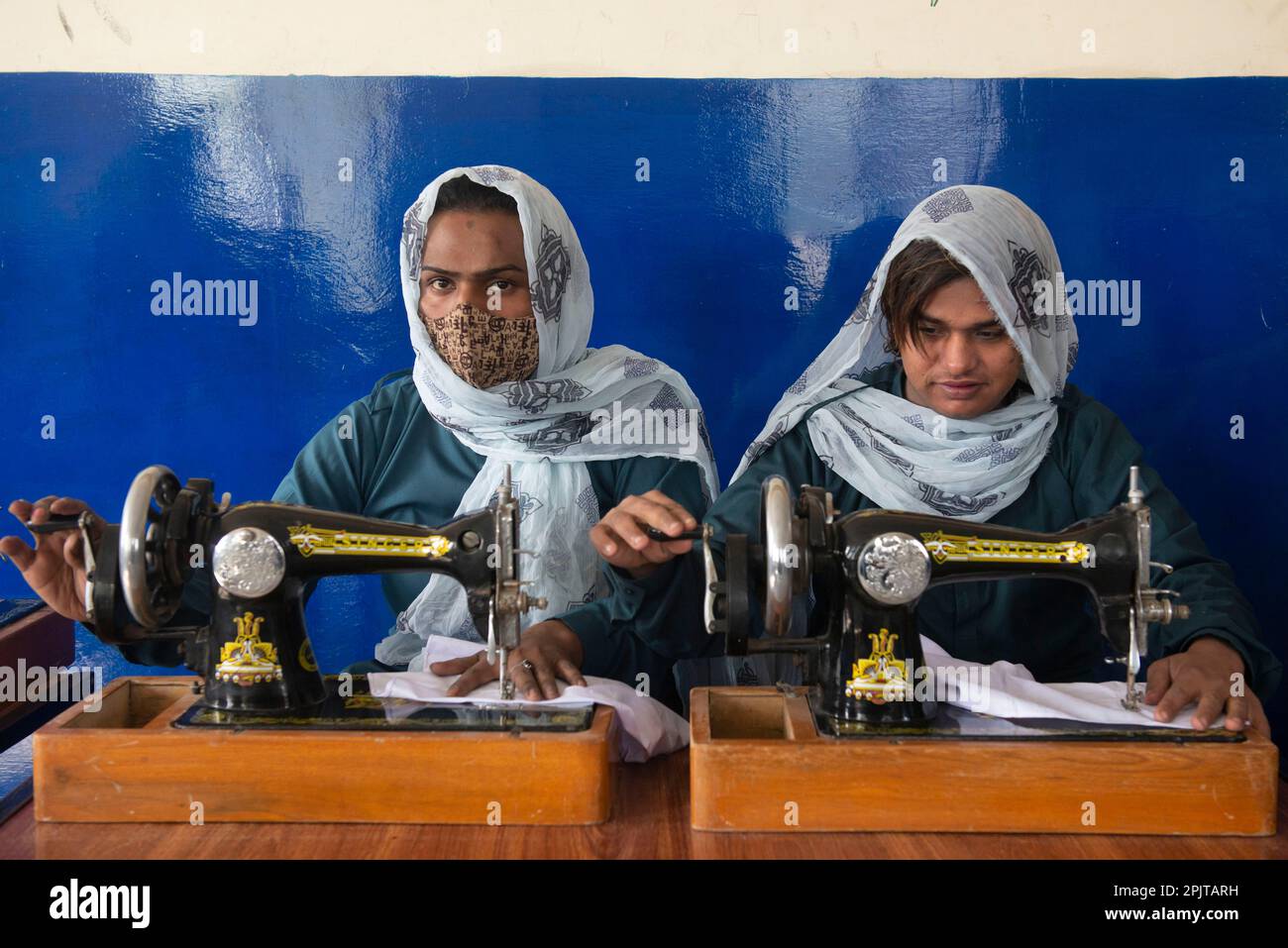 Lahore, Pakistan. 31st Jan, 2023. Nagini (l) durante le lezioni di cucito in una scuola. La scuola di Nagini è tutt'altro che ordinaria. Si è aperta a Lahore alcuni mesi fa, in particolare per le persone della comunità transgender. (A dpa-KORR Una scuola per il terzo sesso) Credit: Murtaz Ali/-/dpa/Alamy Live News Foto Stock