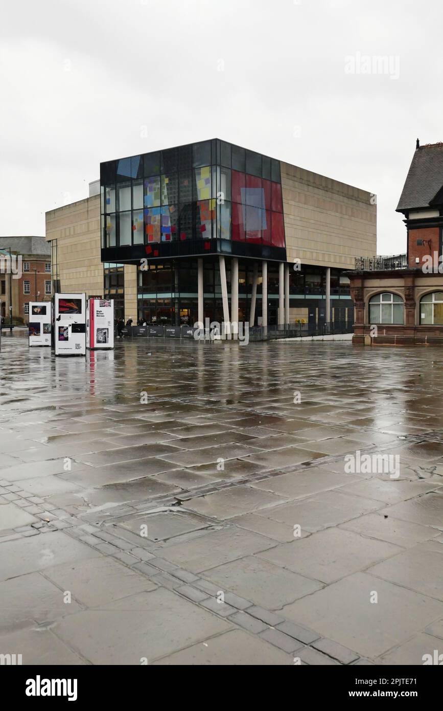 Il Quad al centro di Derby subito dopo la pioggia mostrando il suo riflesso sul marciapiede bagnato di fronte. Foto Stock
