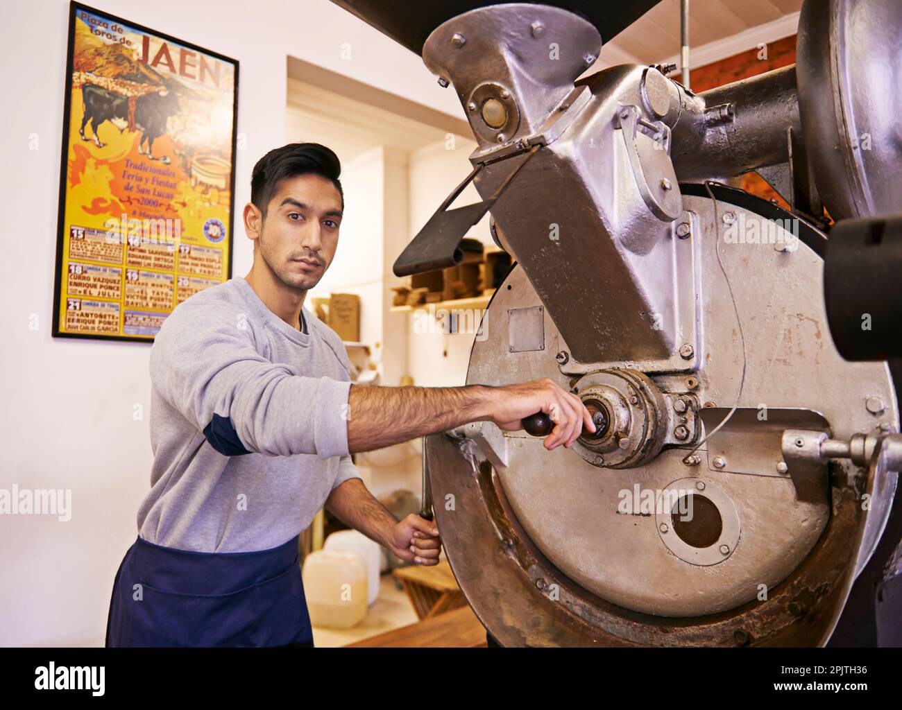 Caffè dietro le quinte. una macchina per macinare e tostare i chicchi di caffè. Foto Stock