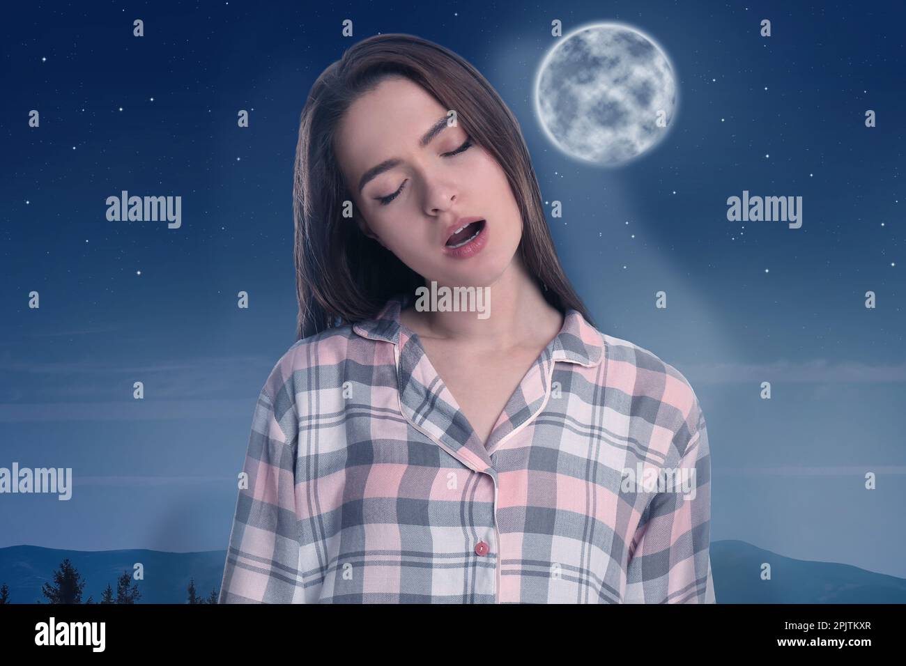 Giovane donna che indossa pigiama in stato di sonnambulismo e bel cielo stellato con luna piena di notte sullo sfondo Foto Stock