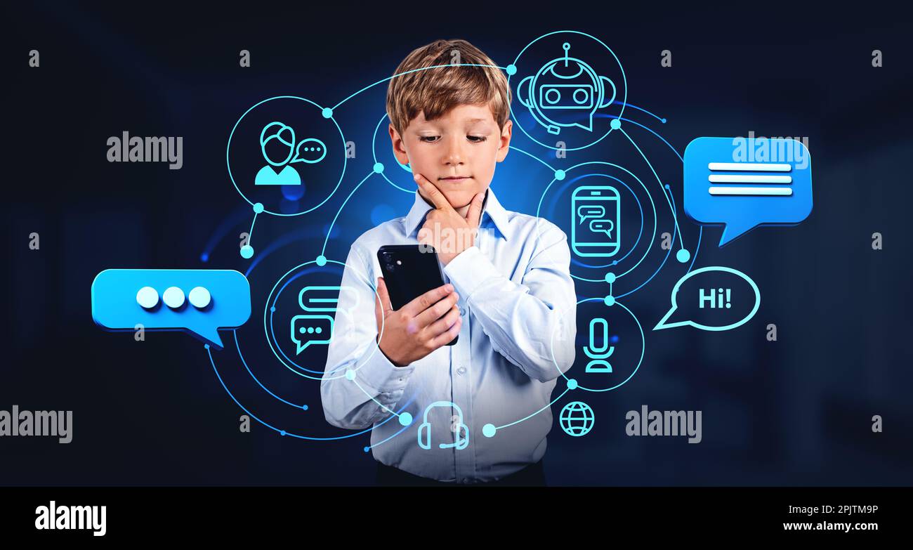 Ragazzo che pensa e usa Chat bot nel telefono cellulare. Icone di ologramma di intelligenza artificiale e helpdesk, bolla vocale e messaggi. Concetto di ai ed ed Foto Stock