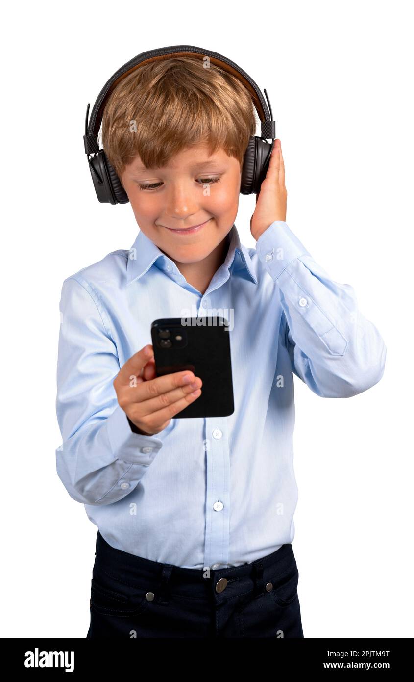 Bambino sorridente in cuffie che guardano lo smartphone, isolato su sfondo bianco. Concetto di videochiamata, formazione online e app mobile Foto Stock