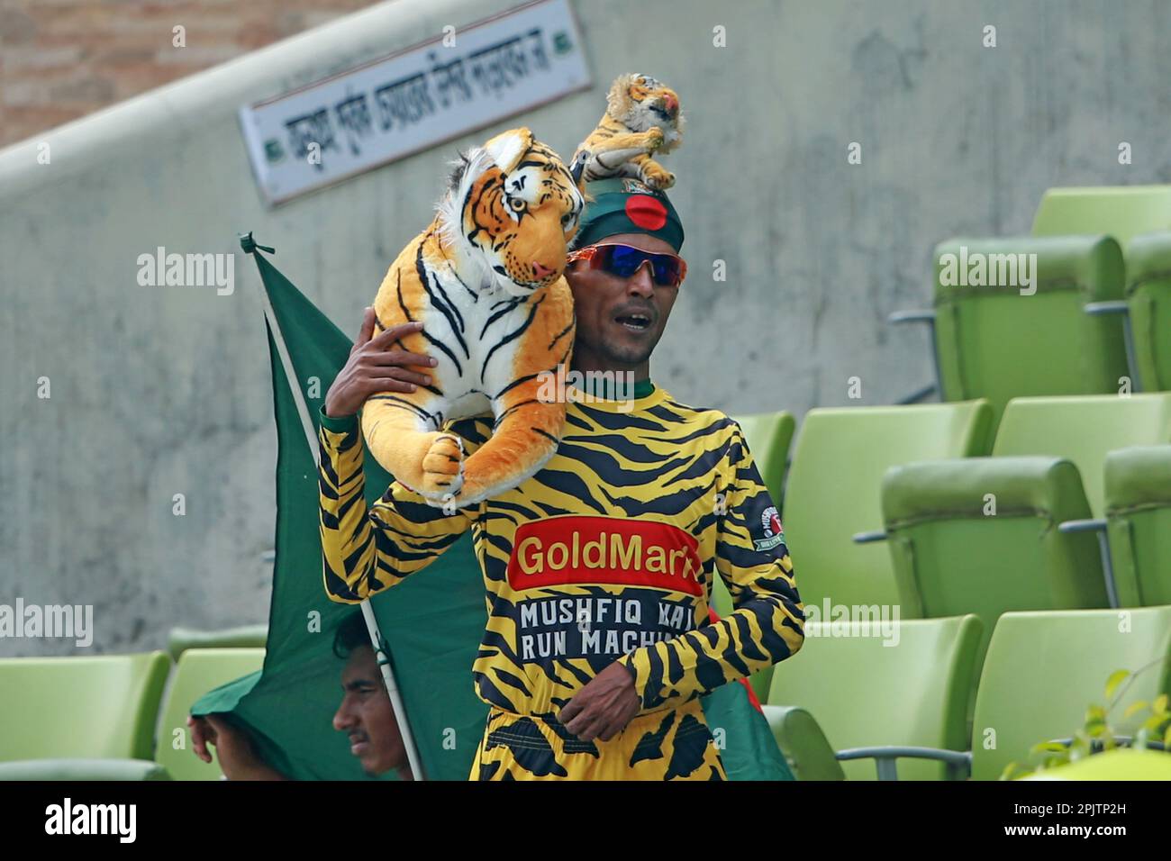 Un fan della Tiger durante la partita di test tra Bangladesh e Irlanda allo Sher-e-Bangla National Cricket Stadium, Mirpur, Dhaka, Bangladesh. Foto Stock