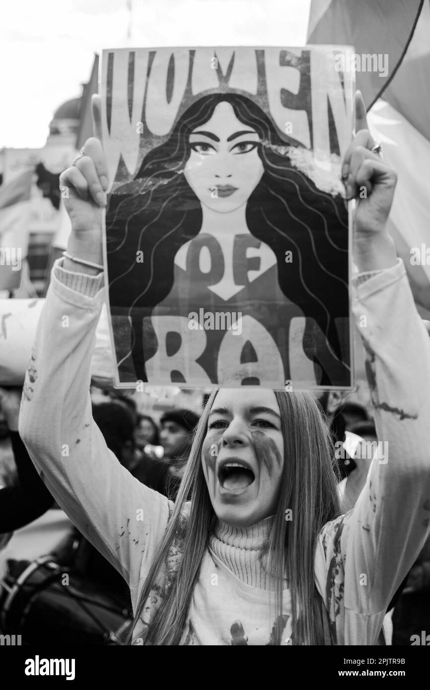 Londra/Regno Unito. 19th Nov 2022. Migliaia di dimostranti contro il regime iraniano hanno portato la loro ultima marcia di protesta dall'ambasciata iraniana fino a Whitehall, nel centro di Londra. Londra/UK Aubrey Fagon/ Live News Alamy. Foto Stock