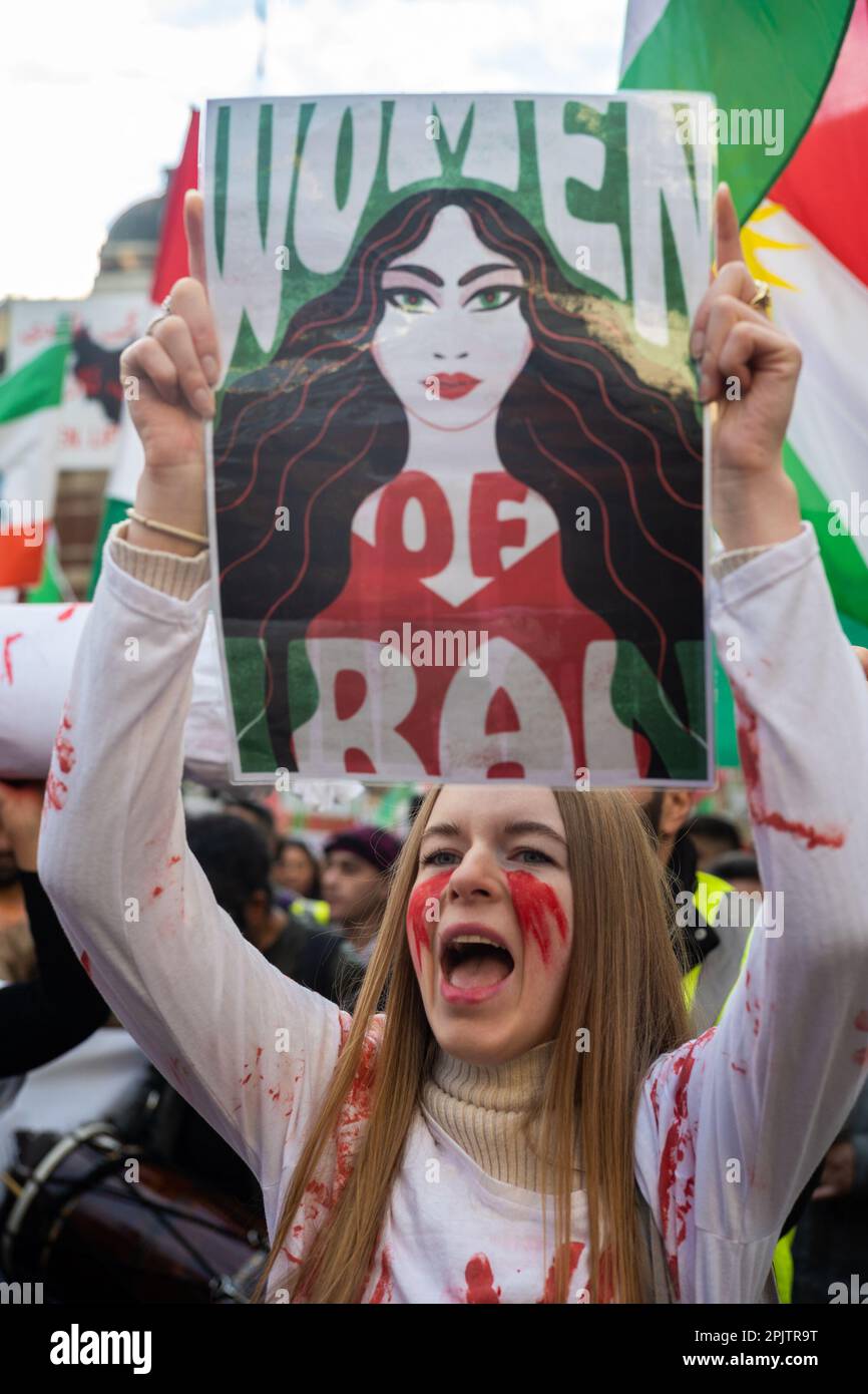 Londra/Regno Unito. 19th Nov 2022. Migliaia di dimostranti contro il regime iraniano hanno portato la loro ultima marcia di protesta dall'ambasciata iraniana fino a Whitehall, nel centro di Londra. Londra/UK Aubrey Fagon/ Live News Alamy. Foto Stock
