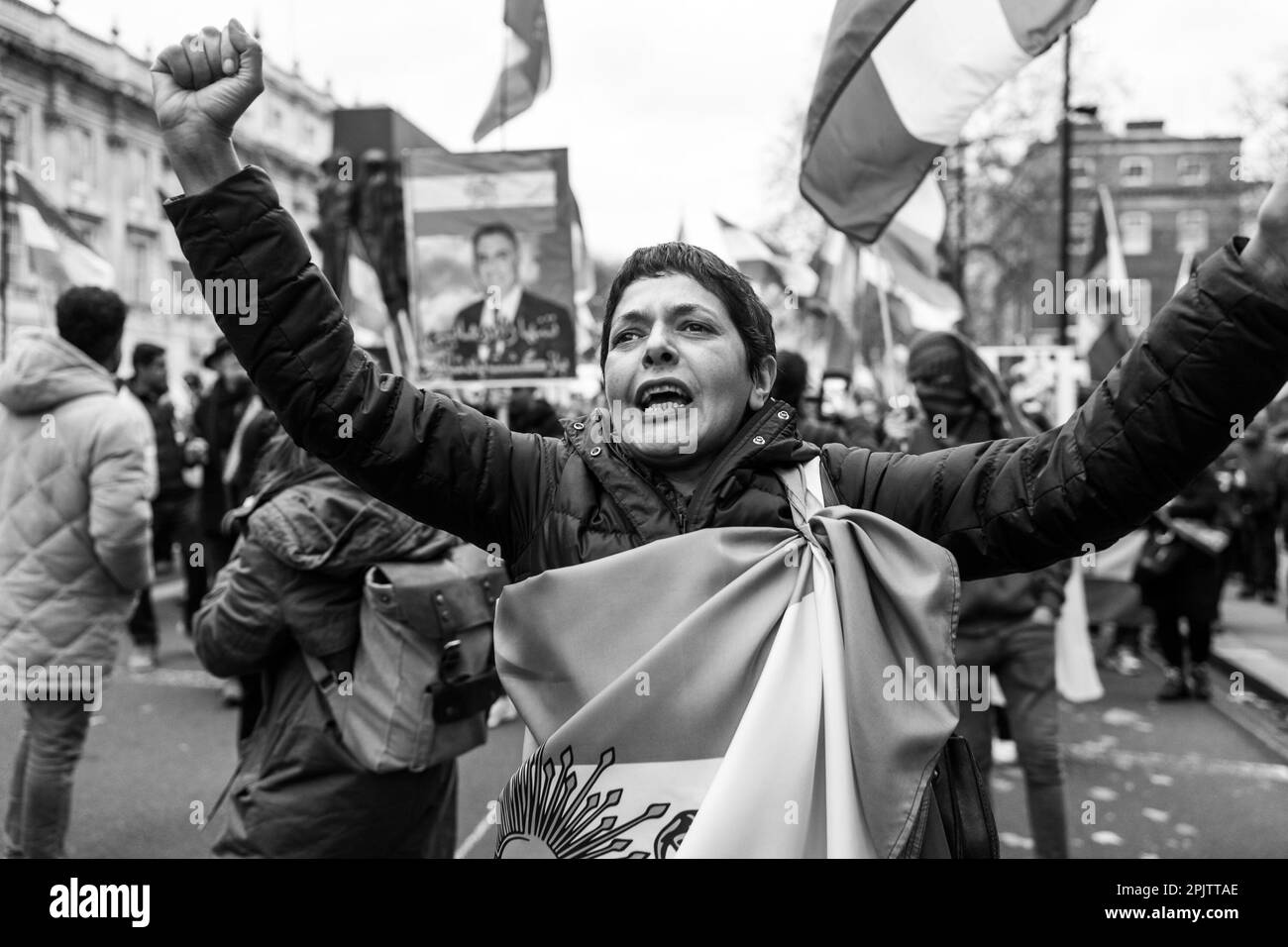 Gli iraniani e i sostenitori britannici hanno marciato attraverso il centro di Londra fino a Downing Street per protestare contro la Repubblica islamica al governo in Iran e la condotta dell’IRGC. Il 16 settembre 2022, la donna iraniana di 22 anni, Mahsa Amini, conosciuta anche come Jina Amini, è morta per le ferite che ha ricevuto mentre era in custodia della polizia morale religiosa del governo iraniano. La morte di Amini ha provocato una serie di proteste in Iran contro la Repubblica islamica al governo. Foto Stock
