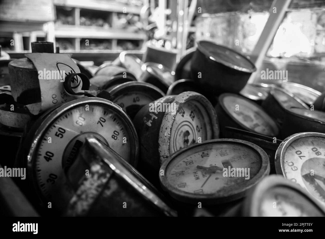 Orologi e quadranti d'auto d'epoca a Horopito Auto Wreckers - Smash Palace. Isola del Nord, Nuova Zelanda. Fotografia in bianco e nero. Foto Stock