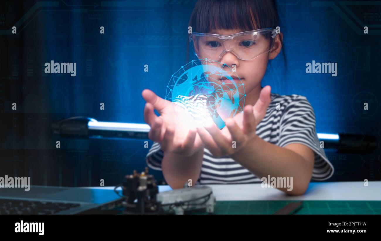 Bambino imparando riparare ottenendo il drone giocattolo di controllo di lezione in officina, codificando e risolvendo il problema di ingegneria nel paese. Progetto scolastico di piccolo scienziato Foto Stock