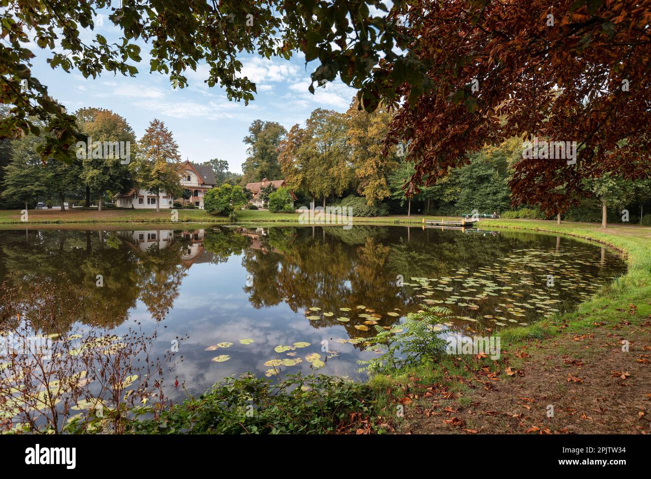 Il vecchio caseificio, Meierei, ristorante sul lago Meiereisee nel Burgerpark ottocentesco (Parco cittadino) con giardini, prati, boschi, parco. Brema. Foto Stock