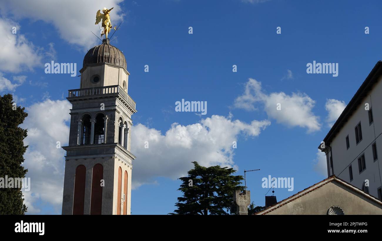 Il cielo è blu sopra Udine Foto Stock