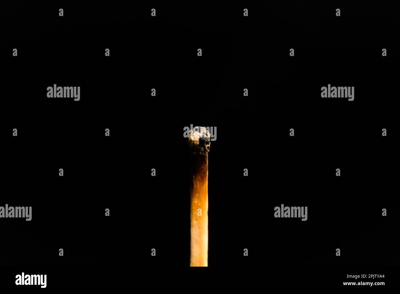 Un fiammifero illuminato con fumo su uno sfondo nero, macrofotografia. Una partita estinta con fumo. Foto Stock