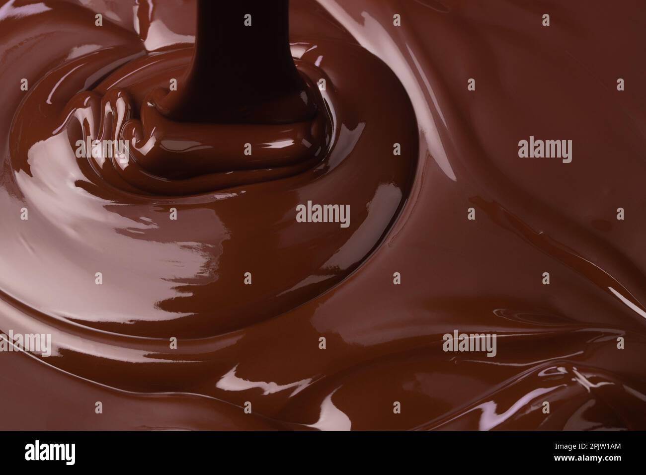 sciogliere lo sfondo di cioccolato fondente. versare il dessert di cacao liquido Foto Stock