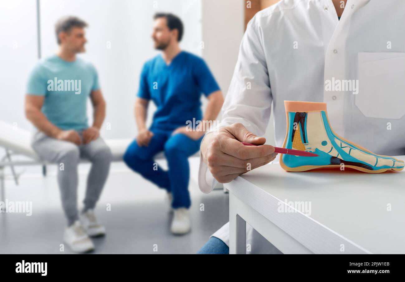 Malattie del piede e trattamento. Paziente di sesso maschile con problema di piedi durante la consultazione podiatrist in clinica medica Foto Stock