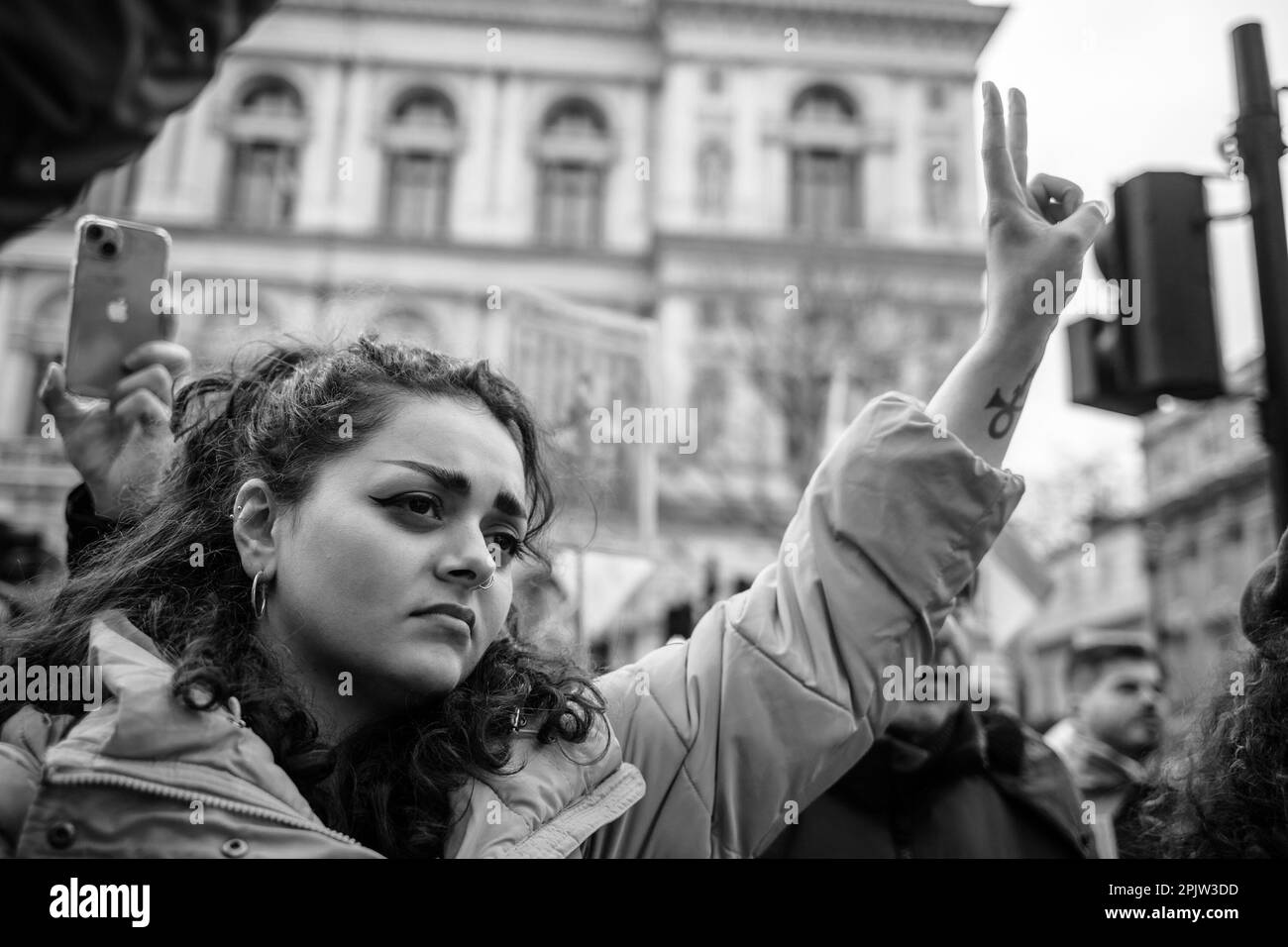 Una performance di ballo per una protesta contro la repubblica islamica dell'Iran. Foto Stock