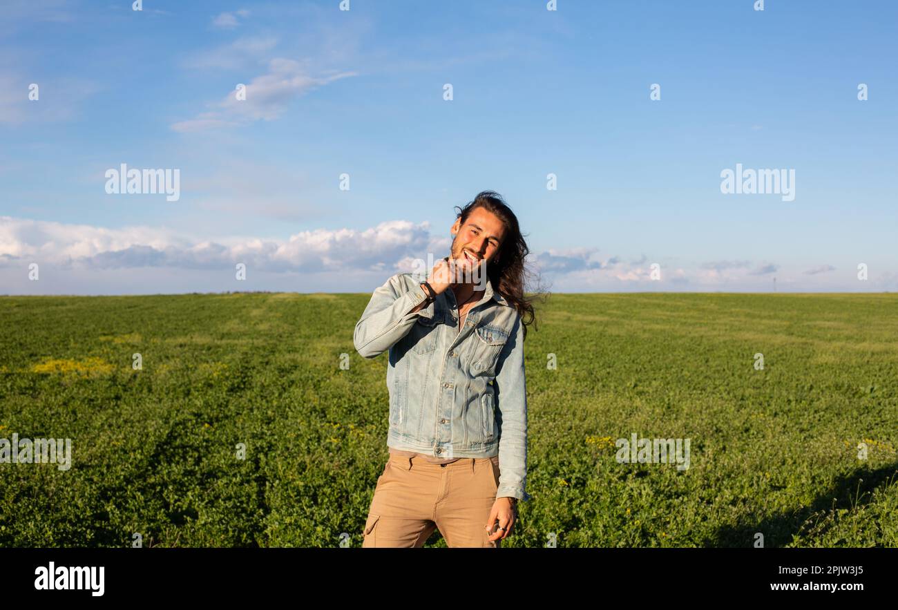 Uomo lungo dei capelli Foto Stock